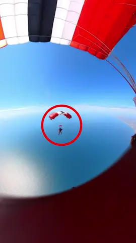 Este hombre saltaba en paracaídas cuando otro apareció de la nada y quedaron enredados en pleno vuelo 😱🪂. Activaron humo rojo para avisar de la emergencia y, con calma y precisión, lograron soltarse antes de aterrizar sanos y salvos. #rexo #datoraro #Paracaidismo #MomentosDeTension #AterrizajePerfecto Disclaimer:This information is taken from the internet which may or may not be true we do not want to spread any fake news. The content provided by this channel is meant for EDUCATIONAL PURPOSE only. Copyright Disclaimer:- Under section 107 of copyright Act 1976, allowance is made for FAIR USE for purpose such a criticism, comment, news reporting, teaching, scholarship and research. Fair use is as permitted by copyright statues that might otherwise be infringing. Non-profit, educational or personal use tips the balance in favor of FAIR USE.