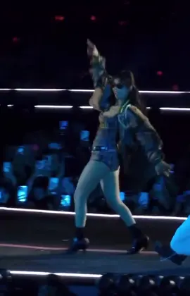 Oh mother was feeling herself here  (also the way she is running in those heels 😭🩷) LONDON IS TIPSY FOR JENNIE #JENNIEDEADLINELONDON   #DEADLINE_IN_LONDON #BLACKPINK_IN_LONDON_D1 #JENNIE #xhtiktok 