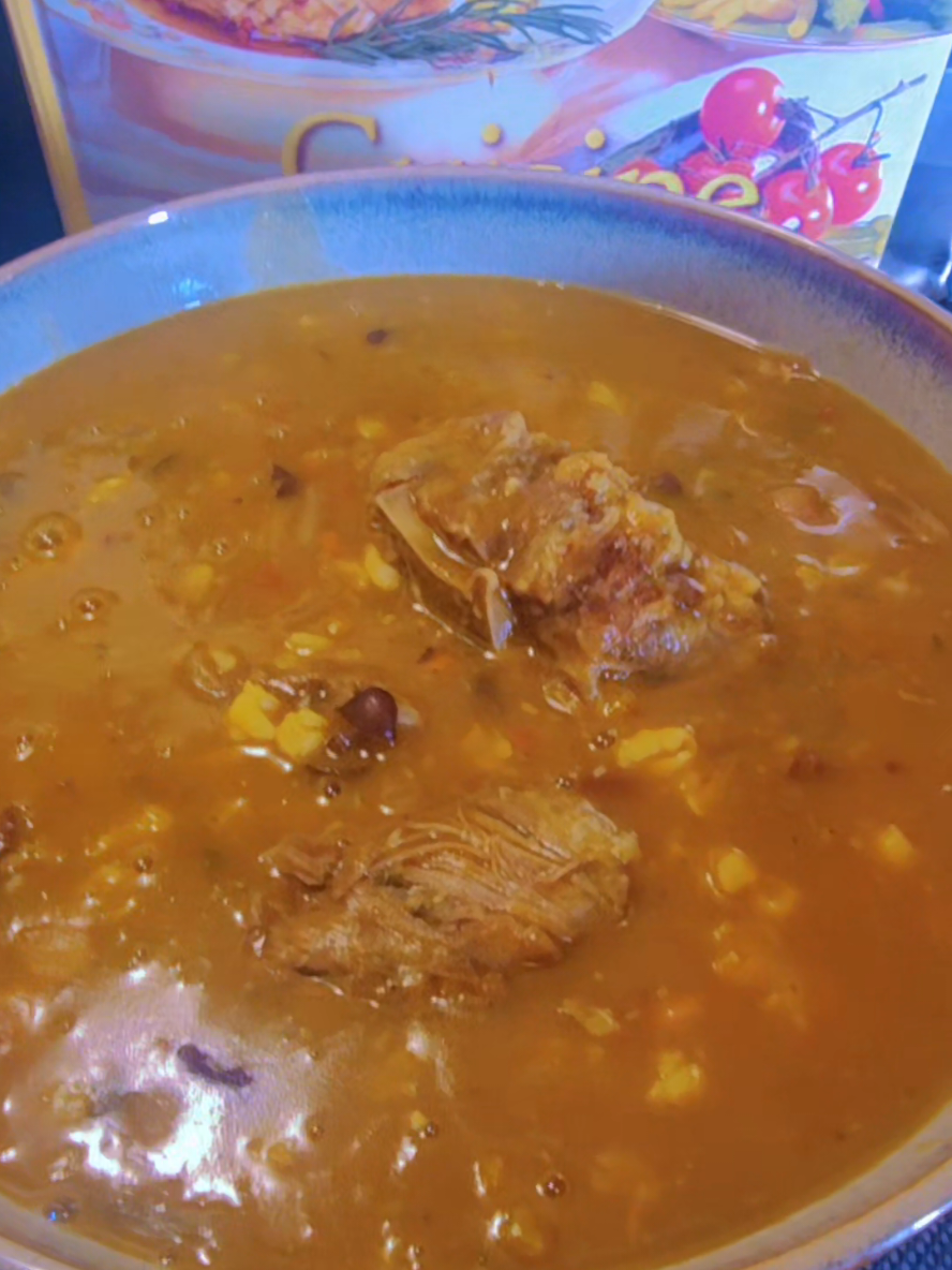 Réponse à @phedou71  Hey besties 😘😘😘😘 Chodyè a ap chante! 🔥🍲 Tchaka mayi joumou ak pwa, yon gou lakay ki chofe kè ak vant. Tradisyon, koulè, ak bon sant nan chak kiyè. #TchakaAyisyen #MayiJoumou #PwaAyisyen #ChefSergeline #ManjeLakay  