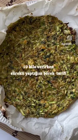 19 kilo verirken en çok yaptığım tariflerden biri bu fırında kabak böreği 💚 Ne zaman canım börek istese bunu yapardım, içim rahat bir şekilde de yerdim 🙈 Kızartma yok, yağ yok ama lezzeti tam yerinde! Tarifi isteyen yoruma yazsın hemen paylaşayım ❤️ . . . . #sagliklibeslen #diyetgünlügü #kabaktarifleri #kahvaltılık #kahvaltıtarifleri #sağlıklıtabaklar #sagliklilahvalti 
