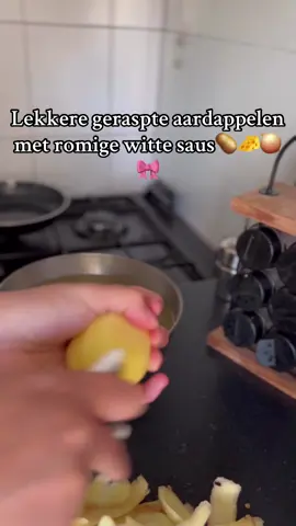 🥔✨ Heerlijke geraspte aardappelen met romige witte saus… om van te smullen!😋