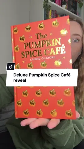 I don’t like to play favorites, but this deluxe edition of The Pumpkin Spice Café by Laurie Gilmore, with the gold foiling, sprayed edges, and all the little details is absolutely stunning! #PumpkinSpiceCafé #LaurieGilmore #HarperCollins #DeluxeEdition #SprayedEdges 