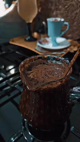 في ظِلال الحنين ، نُسافِر بِلا وِجهةٍ ، بلا عِنوان ، نَحمِلُ في صُدورنا ليلًا من الأسرار ، ونَنسُج من ضَباب الذكرى أوهامًا ، كأنّنا غرباء في حُضرَة أنفسنا ، نُراقِب صَمتَ الرّيحِ وهي تَهمِسُ بأسماءٍ لا نَفهَمُها...الحنينُ أسيرُ سَراب ، يَقبِضُ على أرواحِنا بين أنينٍ وأملٍ مَحجوب ، يَذبَحُنا بصَمتٍ ، ثم يَبتَسِمُ كطِفلٍ يَغرَقُ في بَحرٍ من رَماد ، ويَدعونا لنَرتَمي في أرجوحَة العَتمة ، نحنُ فيها نطيرُ بلا أجنحة ، نُلامِسُ وجوهَ الغِياب ،  ونَرسُمُها بِدمٍ من نورٍ وليل... يا حنينًا، أنتَ السّرُّ الذي لا يُفَك ، والمفتاحُ الذي لا يُعطَى ، فيكَ نُولَد من جَديد ، نُختَفي ، نُصبِح سَرابًا بينَ الكلمات ، ونَغرَق في بُحور لا تَنتهِي ، ونَبقَى نحنُ الظلالُ التي تَبحثُ عن ظلٍ في عَتمةِ الذاكرة !! احساس انسان...#🖤🖤🖤 #مجرد________ذووووووق🎶🎵💞 #مجرد________ذووووووق🎶🎵💞 #عباراتكم_الفخمه📿📌 #🤍🤍🤍 #🖤🖤🖤 #عباراتكم_الفخمه📿📌 