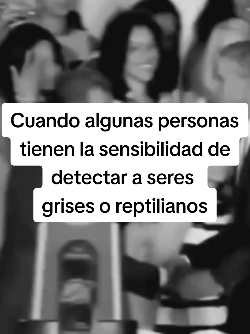 CUANDO ALGUNAS PERSONAS TIENEN LA SENSIBILIDAD DE DETECTAR A LOS SERES GRISES O REPTILIANOS Más allá de las teorías de conspiraciones, extrañamente se han visto que algunas personas de manera casi inconsciente detectan algo y son alterados negativamente desde el punto de vista emocional, psíquico sintiendo miedo, nerviosismo, intranquilidad ante unas personas mediáticas, influyentes, personajes que ostentan altos cargos políticos, económicos, sociales... En otras palabras, ante personas que son de la élite mundial. Aquí presentamos dos vídeos reales, en tres circunstancias diferentes, de dos personajes públicos, nos referimos al ex presidente norteamericano, Barack Obama y la extinta reina, Isabel ll de Inglaterra. En el caso de Barack Obama, dos mujeres actúan de manera extraña, una de ellas huye casi inconsciente cuando Obama se le acerca a saludar. En la segunda instancia, una mujer que está detrás de Barack Obama se pone nerviosa y se muestra que es tomada por el pánico y se queda casi paralizada. En el otro segmento del vídeo, vemos que un niño se asusta de la reina Isabel ll, este niño busca la manera de huir y lo hace de manera peculiar, hasta ponerse a buena distancia, para estar más tranquilo, ante la sorpresa de los demás asistentes. Hay unos casos de donde los animales (como un caballo) sienten miedo ante la presencia de la reina Isabel ll. ¿Qué emanan estás personas para que los demás sienten miedo? Varias personas (testigos) e investigadores afirman que Barack Obama, la reina Isabel ll y también otros personajes públicos que aquí no mencionamos son reptilianos, que están camuflados como seres humanos normales, sin embargo, tienen momentos en que pareciera que su esencia reptil sobresale por instante. La energía y las vibraciones que emanan son detectadas por algunas personas con mayores capacidades psíquicas. La economía mundial, el Vaticano...son dominados por seres no humanos de cabeza alargada, asimismo, en algunos personajes públicos están infiltrados estos seres; según lo afirmaba nada menos que la ex presidenta ejecutiva del Banco Mundial, Karen Hudes ante el periodista Gary Franchi del canal televisivo Nex News Network. Según Karen Hudes, los extraterrestres están infiltrados desde hace mucho tiempo en los puestos de poder, agregó: 