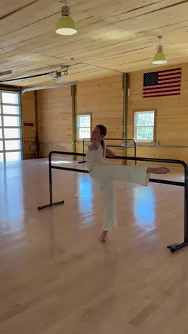 A little class for myself this morning. Ballet is really hard (🫠), but it does feel good to be dancing more lately. Wanting to get the boots out again soon (pointe shoes). Stay tuned!