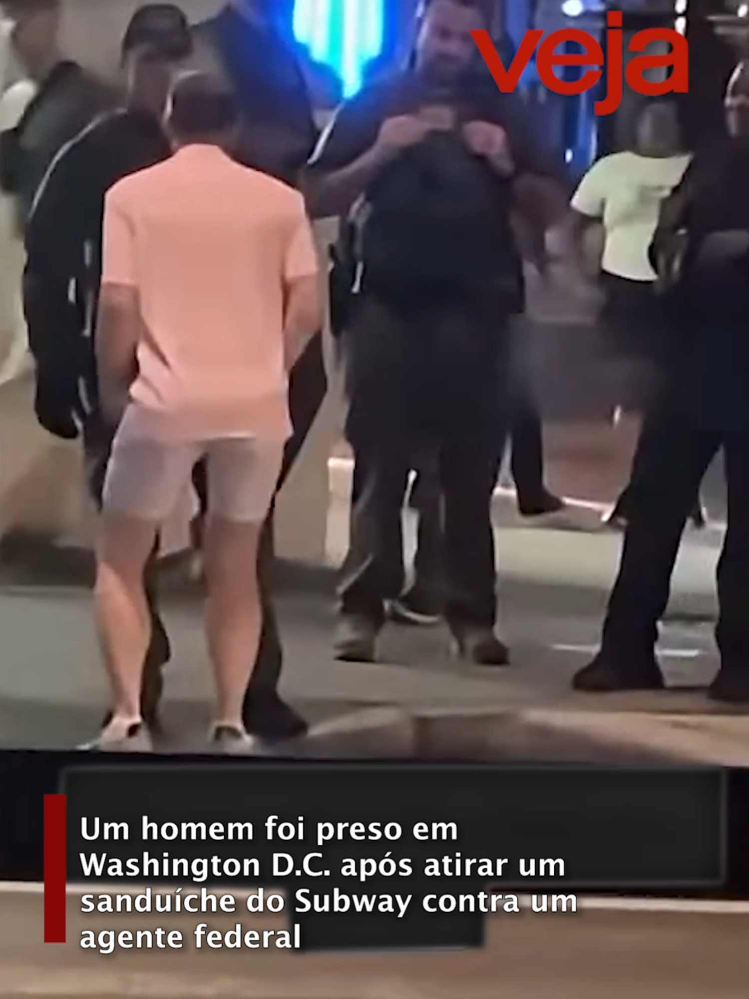 Um funcionário do Departamento de Justiça dos Estados Unidos (DOJ, na sigla em inglês) foi preso em Washington D.C. após atirar um sanduíche do Subway contra um agente federal mobilizado para a capital na operação do presidente Donald Trump para reprimir o crime. O episódio, registrado em vídeo, ocorreu no último domingo e ganhou ampla repercussão nas redes sociais. O suspeito, Sean Charles Dunn, 37 anos, trabalhava como advogado de julgamento na Divisão Criminal do DOJ e foi demitido após a divulgação das imagens. Ele agora responde por agressão contra um policial federal, crime que pode render até oito anos de prisão se houver contato físico. Segundo a denúncia, Dunn gritou repetidas vezes “vergonha” e chamou os agentes de “fascistas” antes de se aproximar e ordenar que recuassem. Minutos depois, lançou o sanduíche embrulhado no peito de um dos policiais, que não se feriu, e fugiu correndo. Ele foi detido por policiais da Autoridade de Trânsito da Área Metropolitana de Washington e liberado enquanto aguarda julgamento. Saiba mais em #VEJA.  Imagens: Reprodução/Internet #policiafederal #estadosunidos #subway