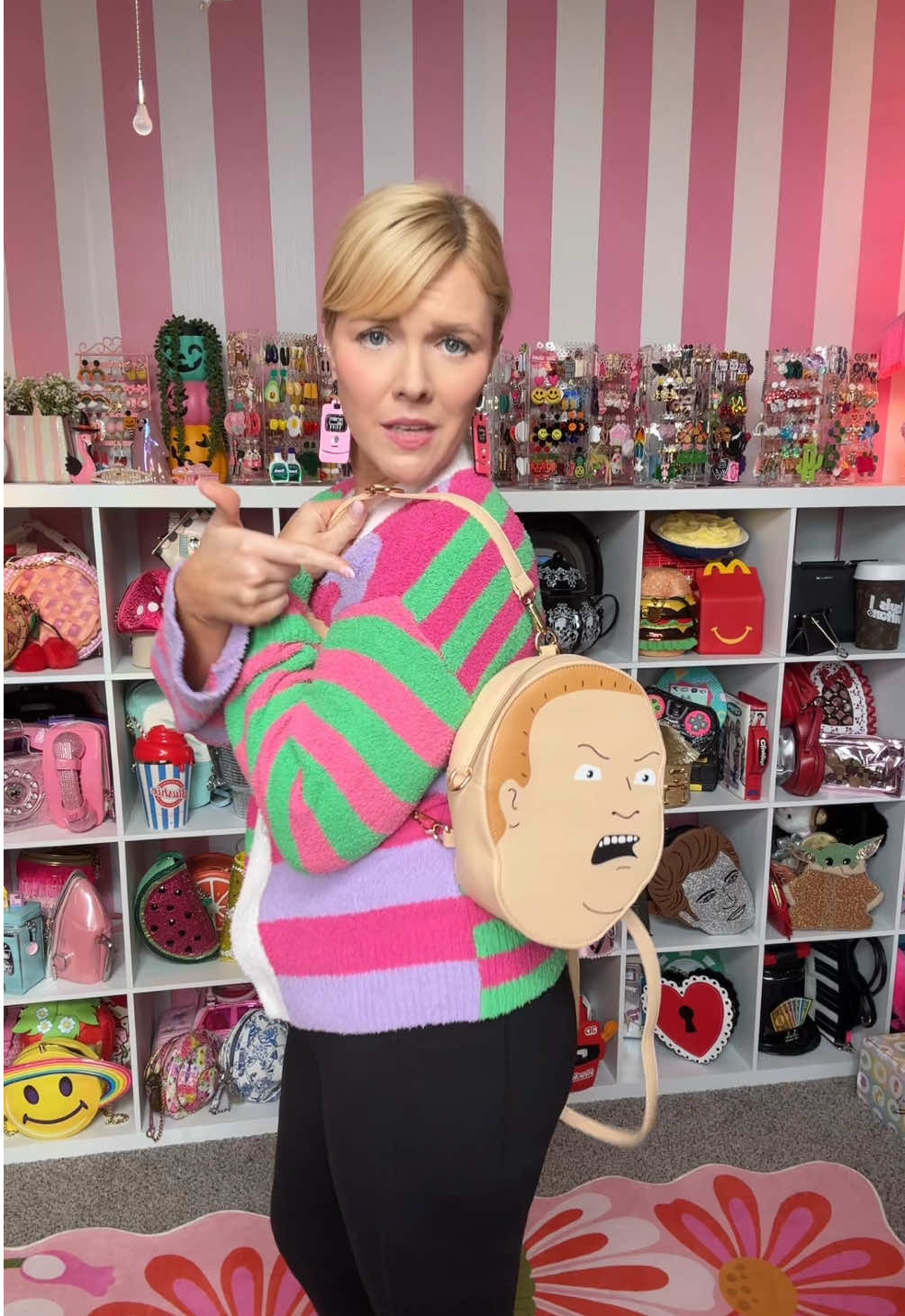 It’s a Bobby Hill bag from @shoppurplebanana 💜🍌 #kingofthehill #kingofthehillpurse #bobbyhillpurse #charliegirl #pinkrazr #razrearrings #noveltyearrings #noveltyearringcollection #noveltypurse #noveltyhandbag #noveltypursecollection #pursecollection #pursecollector #moriahlovespurses 