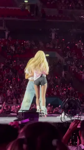 chaelisa in london #lisa #rosé #blackpink #deadlineinlondon #blackpinkdeadlineworldtour 