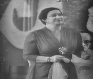 « لسه فاكر»  ليست مجرد أغنية حب عابرة ، هذه رحلة إلى اعماق النفس البشرية حين تختلط الذكريات الجميلة مع الندم .. يحاكي صوت الست ام كلثوم نبضات قلب المتألم.  العتاب  الذي يسيطر على كلمات الاغنية تحمل في طياته رفضاً لإعادة فتح الجراح وتذكيراً بأن الماضي لا يمحى.  #ام_كلثوم #كوكب_الشرق #4u #fyp #explore 