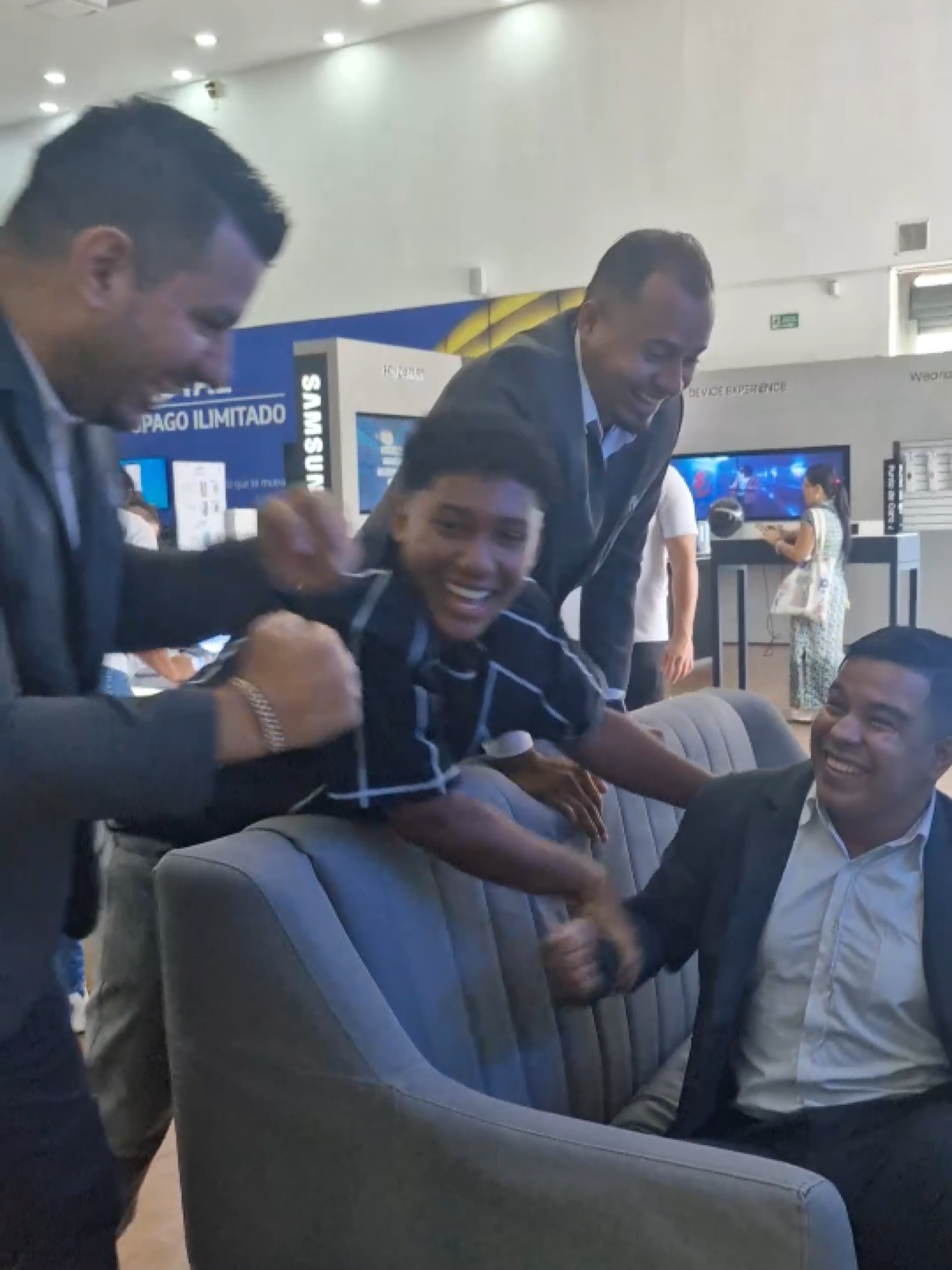 🎮 En Barranquilla HAY TALENTO… ¡y lo vamos a demostrar en el Torneo Movistar! 🙌 📍 Punto de venta Movistar Barranquilla Prado 📅 Hasta el 17 de agosto Ven, participa y vive la emoción de competir con los mejores.  @movistarcolombia
