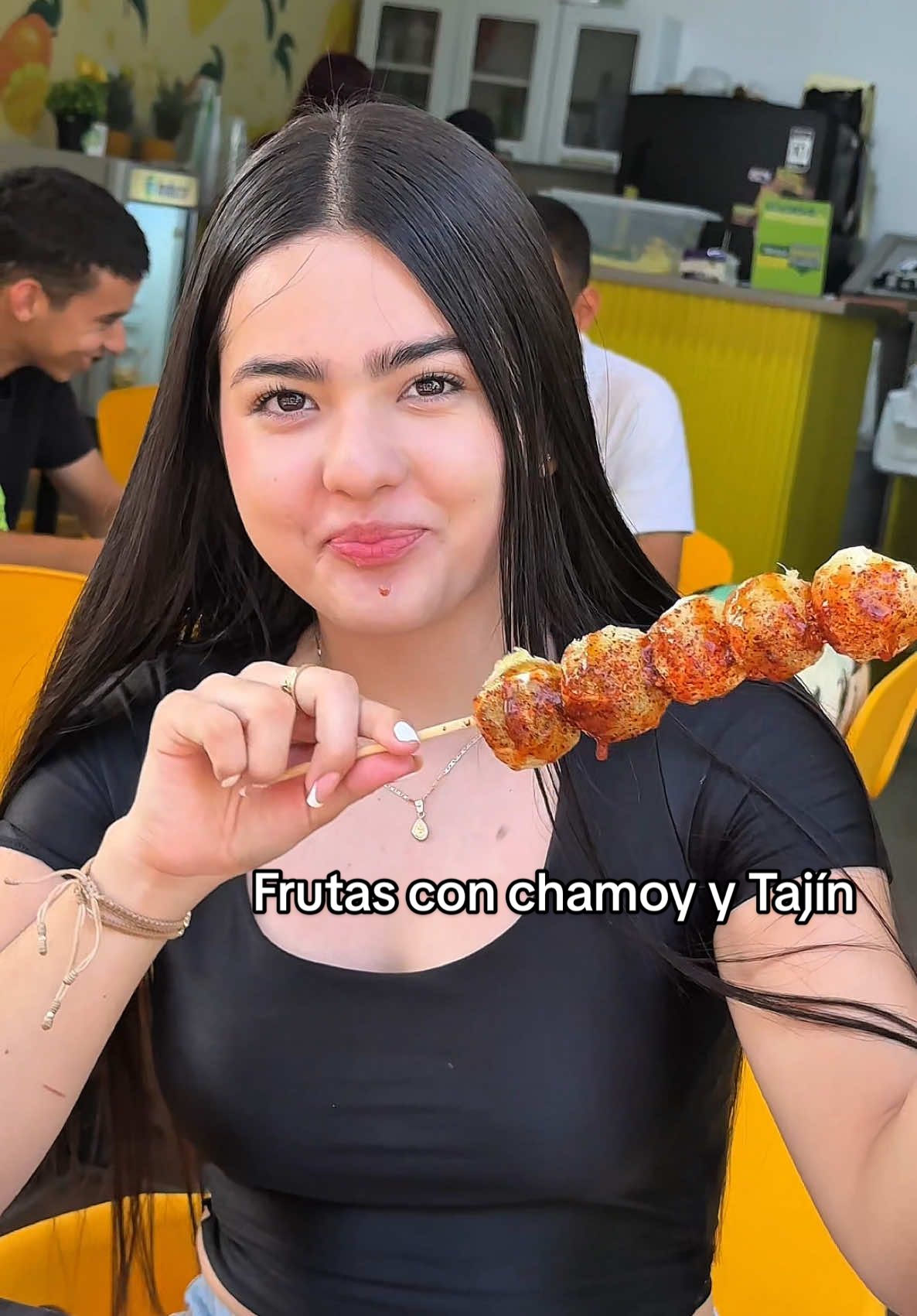 Probando frutas con chamoy y Tajín, este fue el turno del limón, que otra fruta les gustaría que probáramos? #limon #limonysal #frutasenchiladas #chamoy #creatorsearchinsights @nicoll_valentina0 