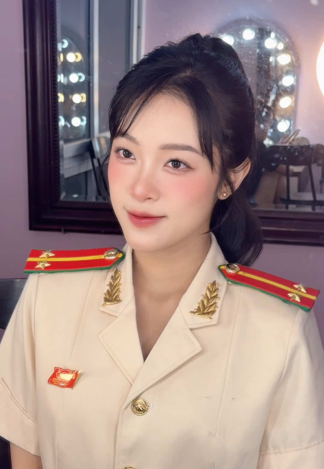 Chờ khi đất nước yên bình chờ tiếng pháo hoa thay tiếng súng Mong anh nơi tiền tuyến vững lòng có em hậu phương tháng chờ năm trông Thương anh áo rách vai sờn chẳng ai khâu thương sao cho hết Gắng nghe anh, đến khi cây trước nhà ra hoa Mẹ con em đón anh về … #ngaytruyenthongcongannhandanvietnam #19thang8 #xuhuong #loveyourself❤️ #linhtalinhtinh01 