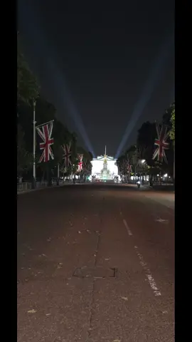 On the 80th anniversary of VE day london landmarks were lit up to remember 🇬🇧  #veday #london #history #buckinghampalace #bigben 