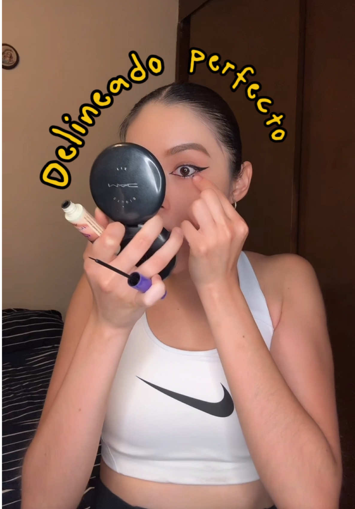 Tutorial del delineado perfecto 👀  #relatable #comedia #makeup #maquillaje #delineado 