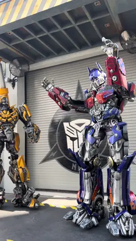 When your job is getting to hangout with some autobots! #transformers #universalorlando #universalstudiosorlando #optimusprime #bumblebee 