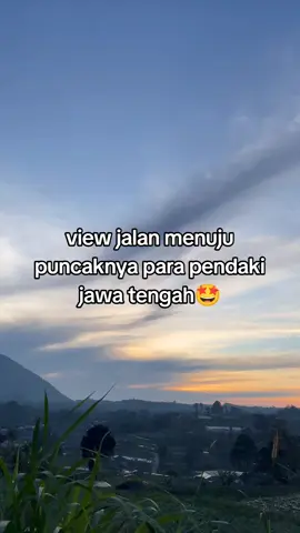 Gunung Andong adalah gunung bertipe perisai di Kabupaten Magelang, Jawa Tengah, dengan ketinggian 1.726 meter di atas permukaan laut (mdpl). Gunung ini memiliki empat puncak dan menjadi favorit para pendaki pemula karena jalur pendakiannya yang relatif mudah dan waktu tempuh yang singkat.  jadi kapan nih mau private tektok ke #gunungandong 😅 #pendakigunung #fyp 