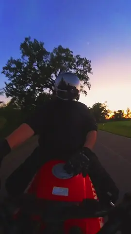 Mir fehlt nur noch der backpack 🌹#motolife #fyp #biketok #biker #sunsetlover 