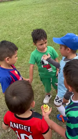 Lo más tierno que verás hoy …  👀⚽ “Mira la estrategia de estos cracks Sub6…” — “Tu she la pashas a él y tu she la pashas a mí… y gol” 😍🙌 En nuestra escuela, el liderazgo y el trabajo en equipo empiezan desde pequeñitos 💚✨. #FútbolInfantil #Sub6 #FuturoCampeón #TrabajoEnEquipo #FútbolBase    