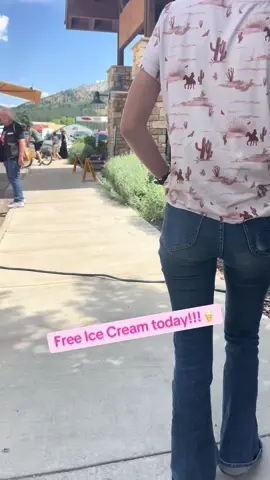 The banks in our Valley had a ‘Customer Appreciation Day’! So one had free burgers and the other had free ice cream. We decided on the ice cream😋🍦 #free #icecream #yummy 