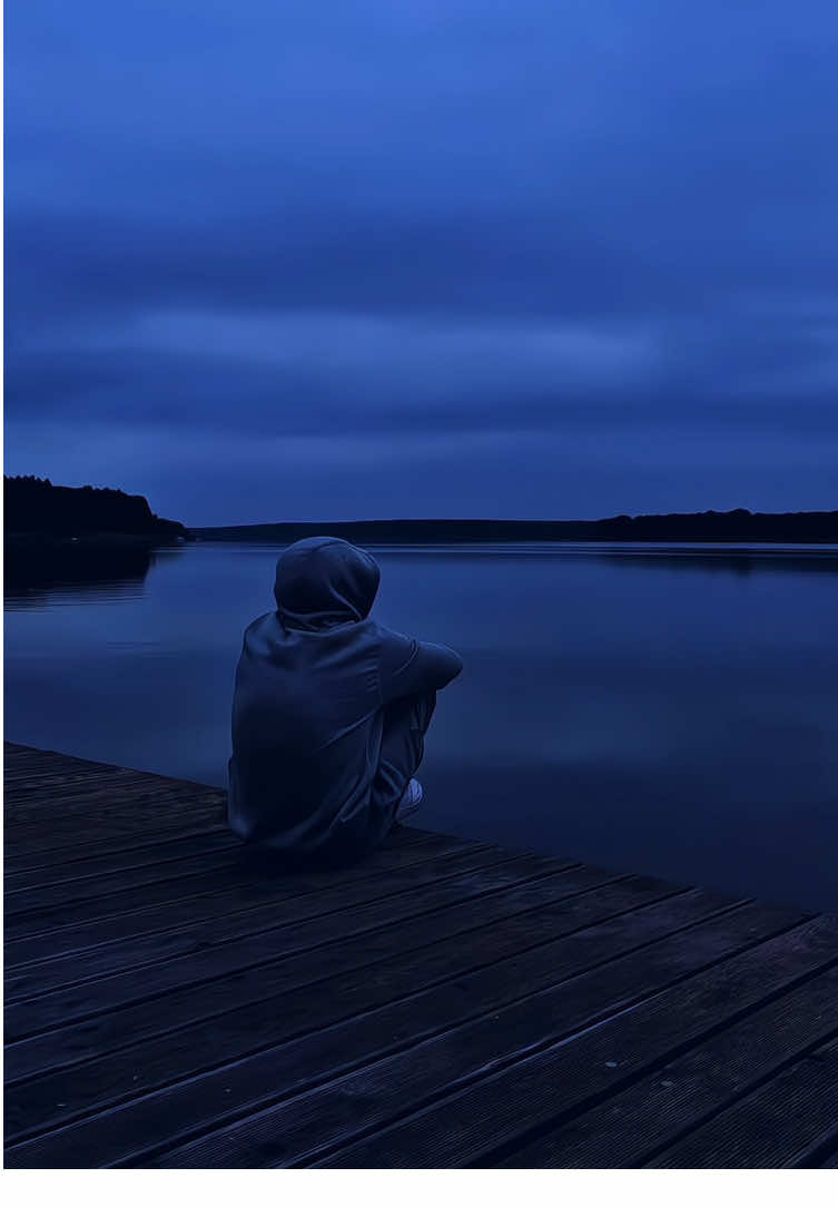 “Moments fly away like the wind, leaving only memories behind.”. . . . #disciplina #darkaesthetics🖤 #workout_gym #peaceful #alone 