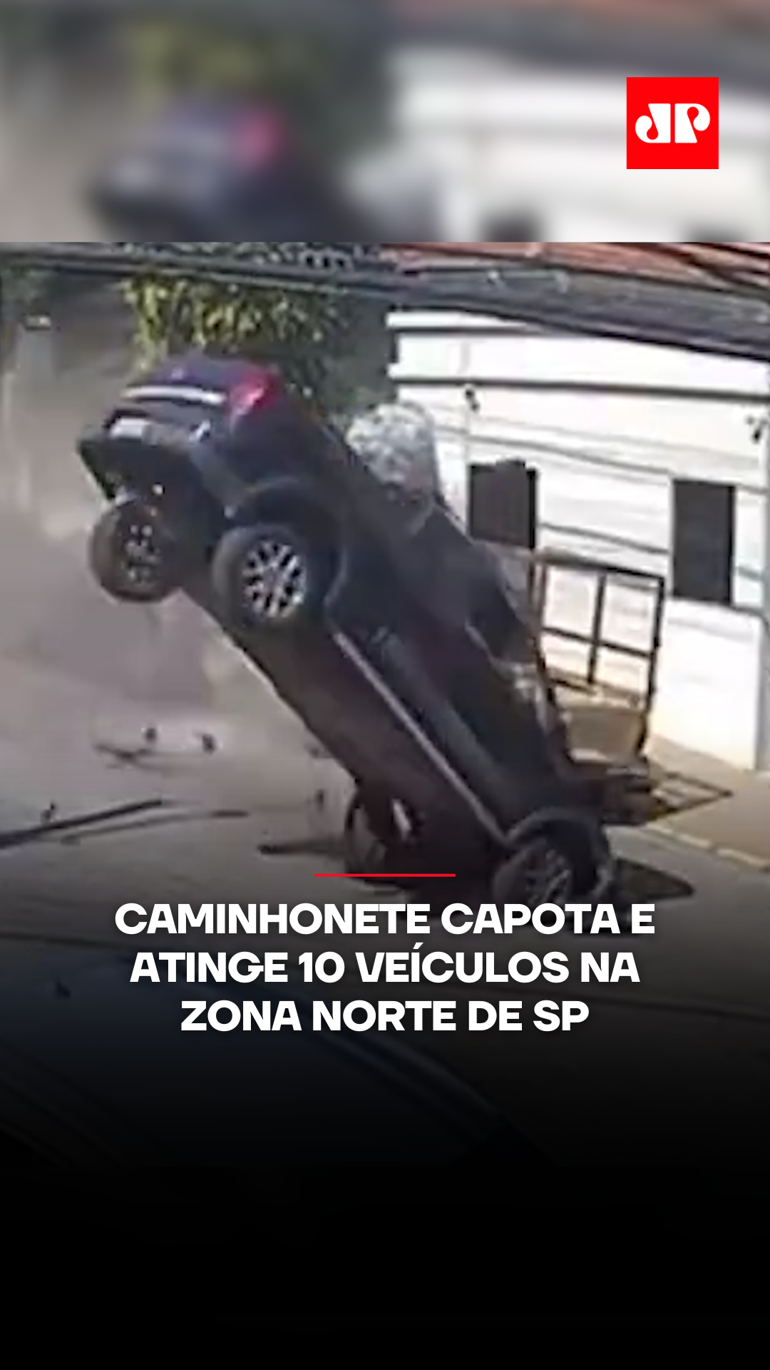 Um acidente na tarde desta quinta-feira (14) na Vila Guilherme, Zona Norte de São Paulo, deixou duas pessoas feridas e um rastro de destruição. Uma caminhonete, após passar em alta velocidade por uma valeta, capotou e atingiu nove carros e uma moto que estavam estacionados. O motorista da caminhonete, Leonardo Couto Luiz, de 51 anos, ficou preso nas ferragens e foi resgatado pelo Samu, sendo levado a um hospital. Um jovem de 29 anos, que estava em um dos veículos atingidos, também se feriu. Imagens de câmeras de segurança flagraram o momento em que o veículo 
