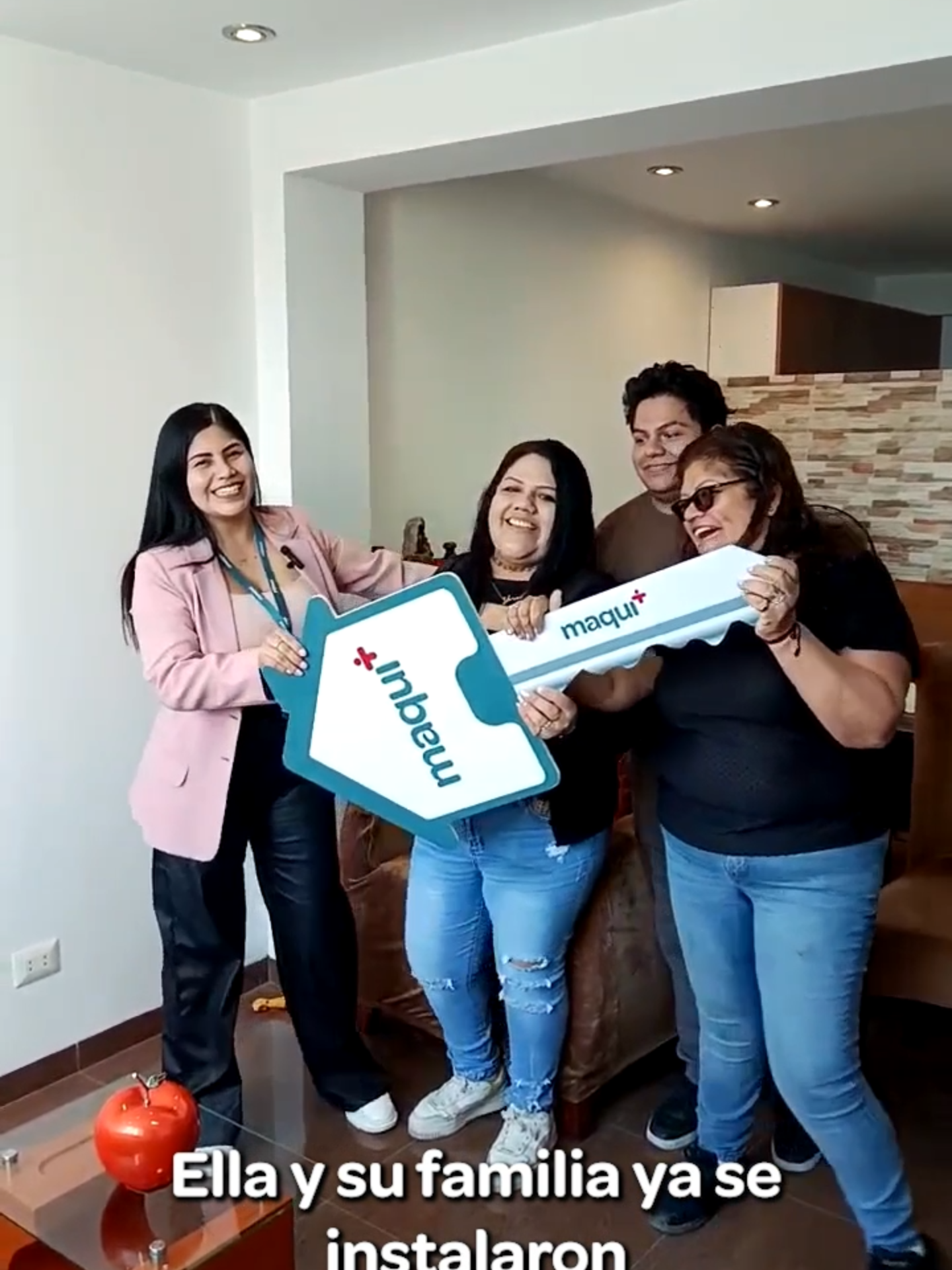 🏡💛 ¡Bienvenidos a casa, familia Pinto! Hoy reciben mucho más que un inmueble: reciben un lugar para soñar, reír y crecer juntos. En Maqui+ nos alegra haber sido parte de este gran logro. ¡Que esta llave abra siempre puertas a momentos felices! 🔑✨