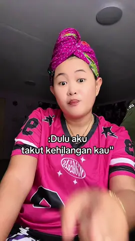 Bah ni konten hiburan jak geng, jangan bawa dalam hati ah 😆 Kalau terasa tu… mungkin sebab memang kau pernah buat haha! Tapi gurau jak ni, jangan serius sangat~ Jangan lupa like, komen sama share, baru ngam bah! 😜 #kontensabah #guraujakbah #janganterasa #fyp #lawakkampung 🤣📱🔥✌️💬