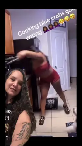 Blue crabs are feisty😳😭😂🤣#fypシ゚viral #comedyvideo #greenscreen 