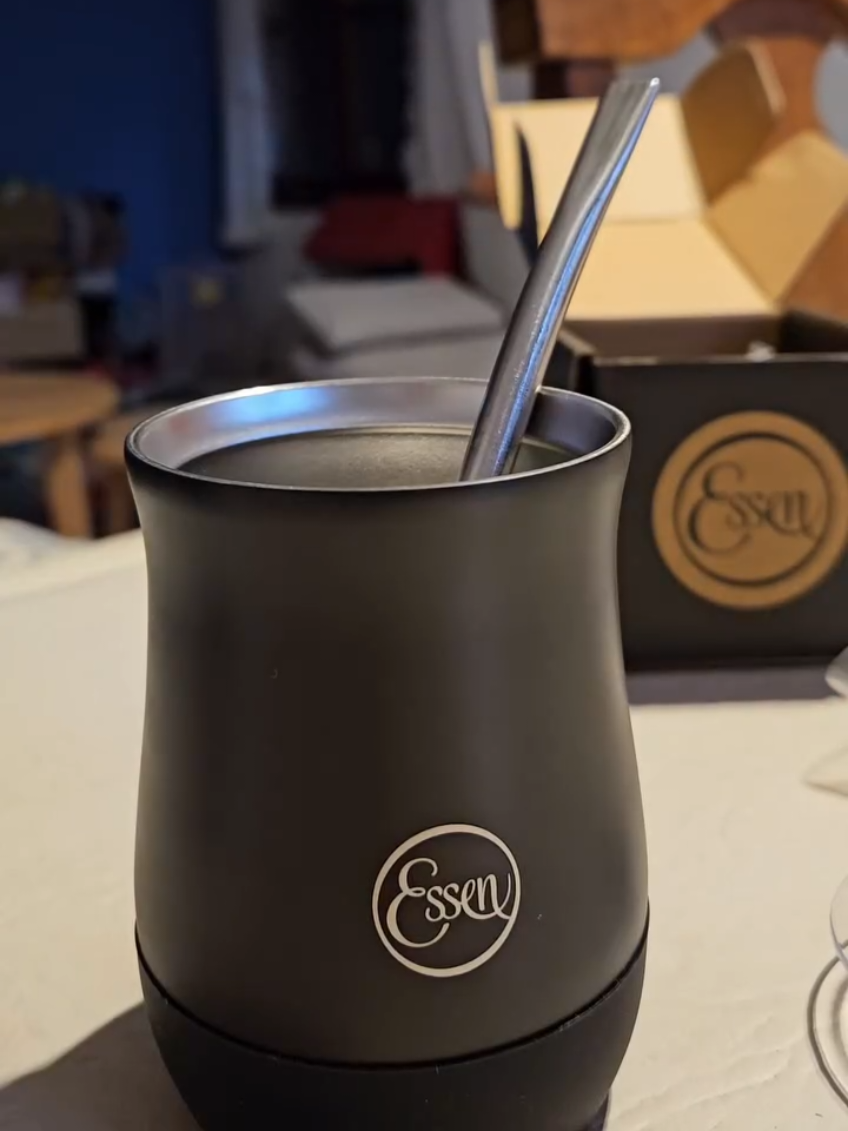 🧉MATE FRÍO?? NUNCA MAS!!!  Te muestro el nuevo mate térmico que la rompe!!! La tapa es perfecta para llevarte el mate armado donde vayas, y una vez que terminas lo dejas tapado evitando accidentes!  Tiene el espacio para la bombilla y base de silicona para mejor agarre 😉 No lo queres.... LO NECESITAS!! Pd. Intentá no tirar yerba como yo 🤣  #mateessen #matetermico 