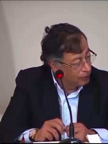 #Política 🏛️|| El presidente Gustavo Petro defendió el nombramiento de la nueva viceministra de juventudes, Juliana Guerrero. Aseguró que decidió dejarle esa responsabilidad “por retar, porque se quieren tirar a una muchacha porque es pobre y no estudió en Los Andes”.