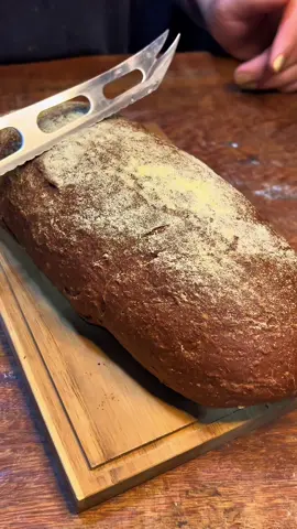 PÃO AUSTRALIANO, o maravilhoso pão do @outbackbrasil 🥖 Ingredientes: Esponja: 70g farinha de trigo, 30g farinha integral, 7g fermento seco, 70g de água. Massa: Adicione 150g farinha de trigo, 70g farinha integral, a esponja , 100ml leite integral, 16g cacau em pó, 6g sal, 35g açúcar, 1 colherona de mel, 40g manteiga, fubá para polvilhar por cima. . . . . . . . . . . . . . . . . #PãoAustraliano #ReceitaDeliciosa #Culinária #FoodLovers #ReceitasFáceis #FeitoEmCasa #DicaCulinária #paocaseiro #pãointegralcaseiro #receitas #paoartesanal