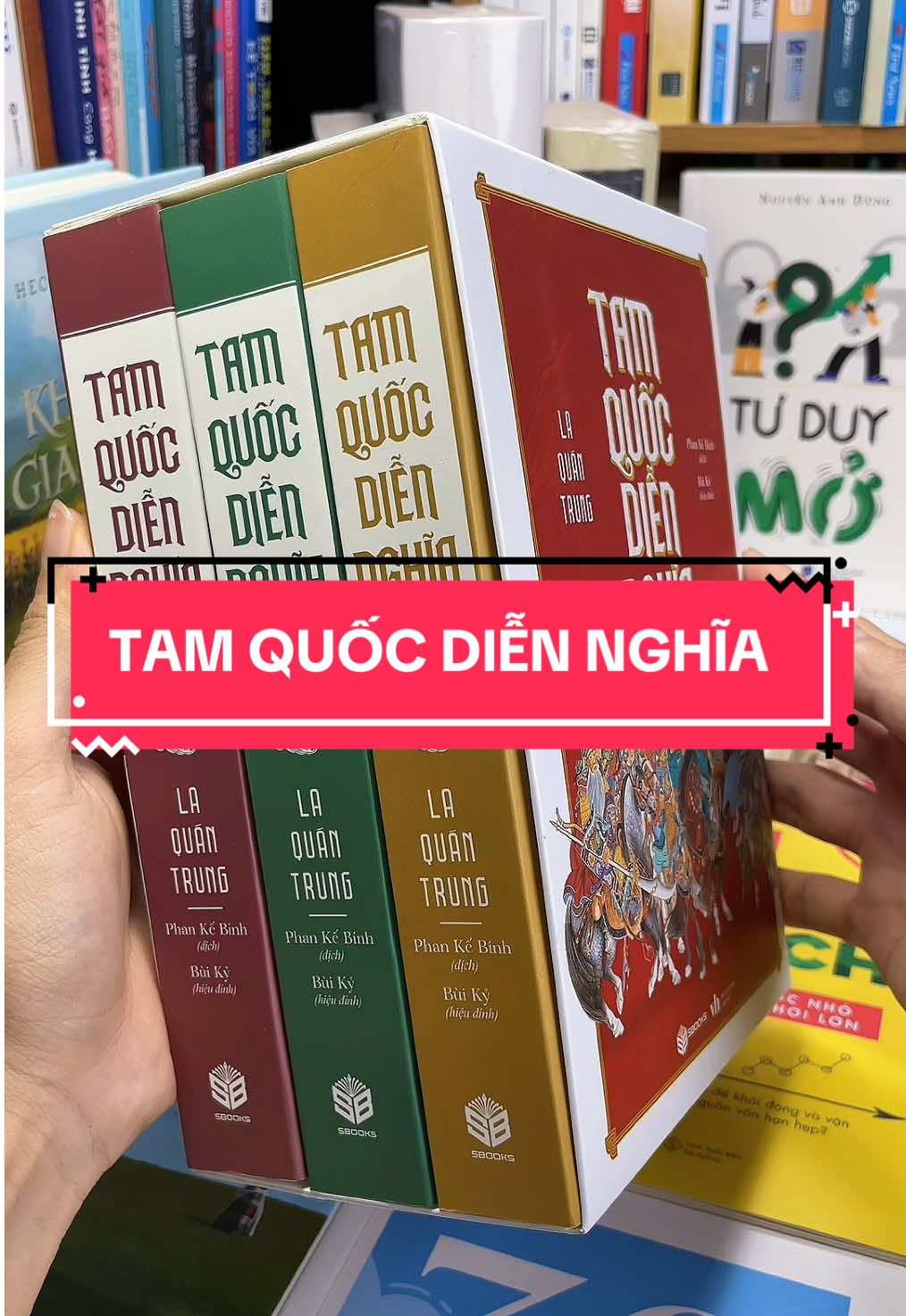 Tam Quốc Diễn Nghĩa – Cuộc Chiến Huyền Thoại Và Những Mưu Lược Kinh Điển Mọi Thời Đại. Ba mươi sáu kế, mưu sâu kế hiểm, tình nghĩa huynh đệ và cả những trận chiến lẫy lừng đã đi vào huyền thoại – tất cả hội tụ trong Tam Quốc Diễn Nghĩa. Từ Lưu Bị, Quan Vũ, Trương Phi nghĩa khí ngút trời; Tào Tháo đa mưu túc trí; đến Gia Cát Lượng thần cơ diệu toán… mỗi nhân vật đều sống động, để lại những bài học về lãnh đạo, quản trị, và đối nhân xử thế. Không chỉ là tiểu thuyết lịch sử, đây là bộ “kho tàng mưu lược” mà bất cứ ai cũng có thể vận dụng vào công việc và cuộc sống. Nếu bạn yêu lịch sử, đam mê chiến lược, hoặc đơn giản muốn đắm mình trong một tác phẩm kinh điển của nhân loại – hãy sở hữu ngay Tam Quốc Diễn Nghĩa.#tiemsachbinhyen #sach #sachhay #BookTok #tamquocdiennghia 
