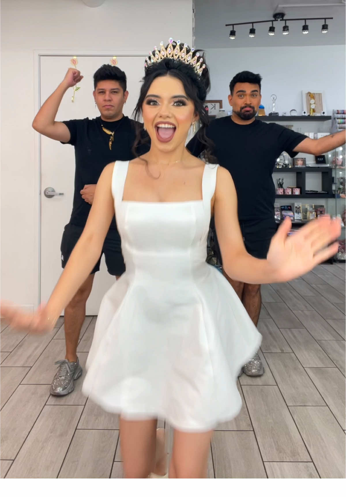 Dicen que somos los maquilladores más divertidos, ustedes qué opinan? 😜😜😜😜🕺🕺 . @Alberto Oseeguera @Karlo Luna @REINAS K&B @Chattita  Salón @Sky Event Center  #karloybeto #quinceañerakyb #quinceañera #transition #xvaños 
