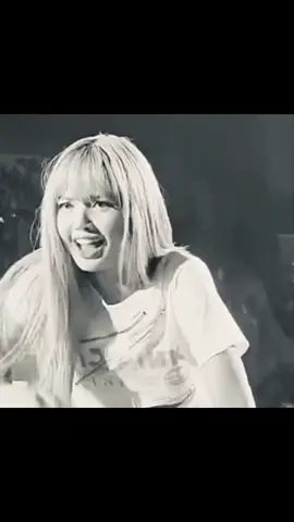 دلوعتي وايي اكلها😞#ليليز #lisablackpink #lisa 