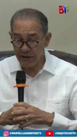 Entrega de 13 Becas Internacionales en Especialidades Médicas El Ministro Franklin García Fermín entregó 13 becas para que jóvenes médicos dominicanos cursen especialidades médicas en Cuba, fortaleciendo carreras STEAM. El 77% de los becarios son mujeres, reafirmando el compromiso del Gobierno con la equidad y el acceso a la educación superior. Los becarios, provenientes de distintas provincias, iniciarán sus programas el 1 de septiembre de 2025, en modalidad presencial, gracias a la alianza con la Comercializadora de Servicios Médicos Cubanos. Son 13 historias de vocación y entrega, con un promedio de edad cercano a los 30 años, que asumirán programas de especialización de 39 a 51 meses, profundizando su formación y contribuyendo al desarrollo de la salud en el país. #BecasMESCyT #EducaciónSuperiorRD #STEAM #EspecialidadesMédicas #oportunidadesquetransforman 