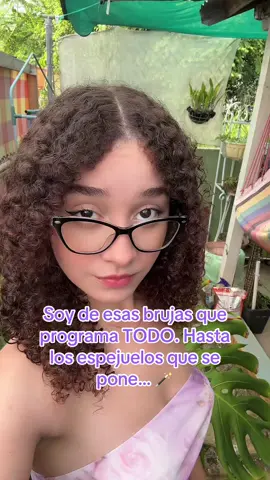¿Alguien más como yo? 🧙‍♀️ La magia no solo está en los rituales, también en los detalles diarios. 👀 Para programar algun objeto o accesorio solo límpialo con algún incienso. Luego tómalo en tu mano, respira profundo y repite en voz alta para qué quieres que funcione a nivel energético. Así lo conviertes en tu amuleto personal, cargado con tu intención. ✨ #brujeria #espiritualidad #magia #magiadiaria #brujasdetiktok 