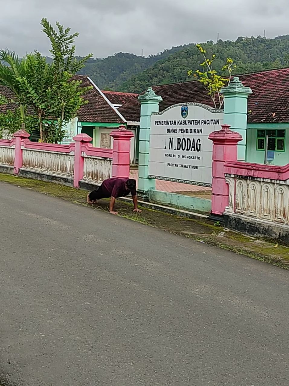 Membalas @ayuusukaaayapingg  📚 SD Negeri 1 Bodag, Ngadirojo, Pacitan   Didirikan pada 18 Maret 2018 berdasarkan Peraturan Bupati Pacitan No. 29 Tahun 2018, sekolah ini kini menaungi 58 siswa dengan bimbingan 8 guru profesional.   Berstatus Negeri dengan akreditasi B, SDN 1 Bodag menjadi bagian penting dalam upaya mencerdaskan generasi muda di Desa Bodag, Kecamatan Ngadirojo.   📍 Bodag, Ngadirojo, Pacitan   #SekolahPacitan #SDN1Bodag #Ngadirojo #requestpushupgus  #challengepushupgus365hari 