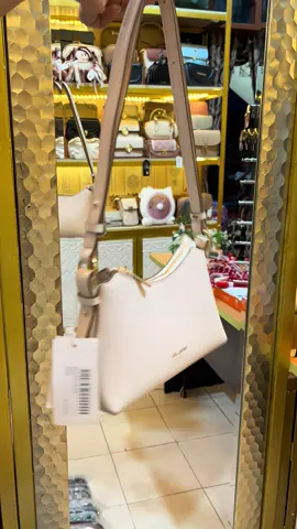Apes banget bestie, udah capek-capek nabung taunya tas ini sekarang lagi banting harga  #tasselempangwanita #taswanitaelegan #shoulderbagwanita #handbagwanita 