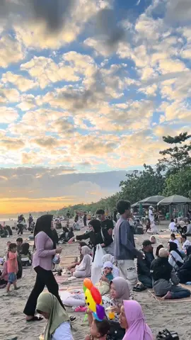 Matahari terbenam di pantai Pangandaran 🌅🔥#pantaipangandaran #sunset #pangandaransunset #pangandaranbeach #sunsetvibes 
