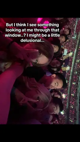 holly side eye #ithinkiseesomethinglookthroughthatwindow #concert #trendy #fyp #makemefamous 