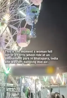 Ini adalah momen mengerikan seorang wanita terlihat menggantung di udara setelah terjatuh dari kincir ria di sebuah taman hiburan di Bhatapara, India. Dalam sebuah video yang dibagikan secara online pada 10 Agustus, pengunjung taman lainnya menontonnya sebagai seorang pria — diidentifikasi oleh media lokal sebagai anggota staf — dan yang lainnya dalam perjalanan membantunya untuk selamat. #india #beritaindia #sorotan 