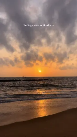 මුහුදු වෙරලේ හවස්වරු 🌅🌊  #beach #sea #srilanka #sunset #fyp 