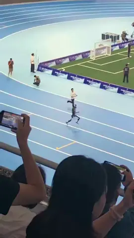 🏆🤖 Velocidad sin miramientos: El Robot H1 gana los Juegos de Humanoides... tras derribar a un homo sapiens El robot Unitree H1 ganó la carrera de 1,5 km en los primeros Juegos Mundiales de Robots Humanoides, pero derribó a una persona en el camino. En las imágenes se ve cómo el robot, que corre a toda velocidad hacia la victoria, choca contra la espalda de una persona y luego continúa su carrera.   Según las declaraciones de la empresa desarrolladora del robot, el H1 recorrió la distancia en 6 minutos y 34 segundos. Esto es casi el doble de rápido que el segundo participante, el Walker de la empresa Lingyi (12 minutos y 4 segundos). A modo de comparación, el récord actual entre los humanos en esta distancia es de 3 minutos y 26 segundos. Síguenos en PSExpress #Noticias #robot #deportes #china 