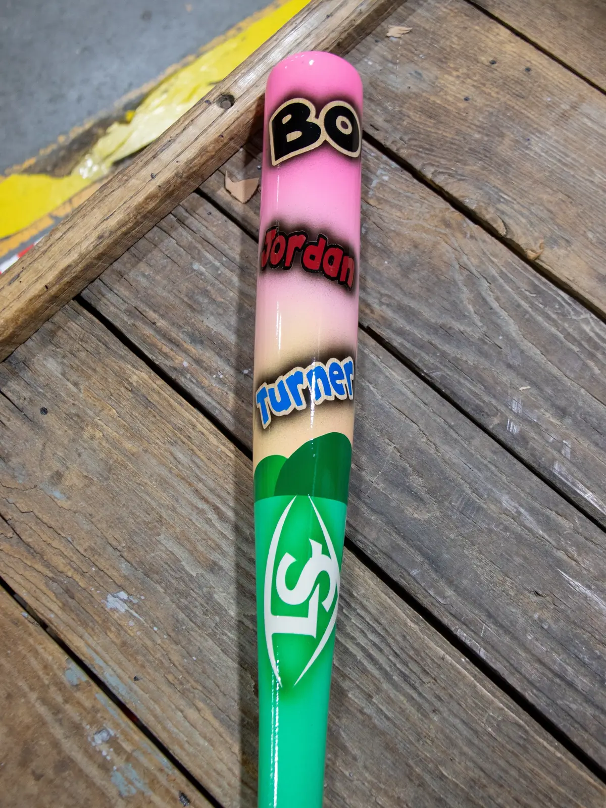 Justin Turner put his son’s name on his Players’ Weekend bat. #LouisvilleLoyal #justinturner #chicagocubs #playersweekend #baseball 