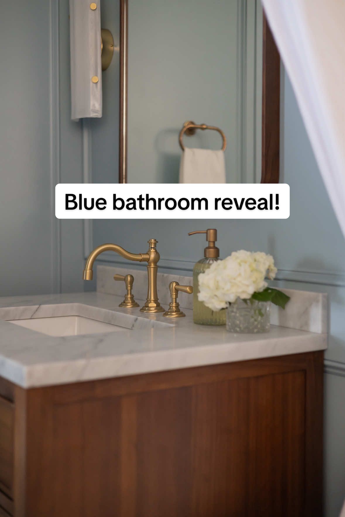 DIY small bathroom makeover ✨ I loved transforming this hodge podge little bathroom into a light and airy space for my parents! 🩵