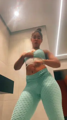 Um pouco atrasada  #tayna 