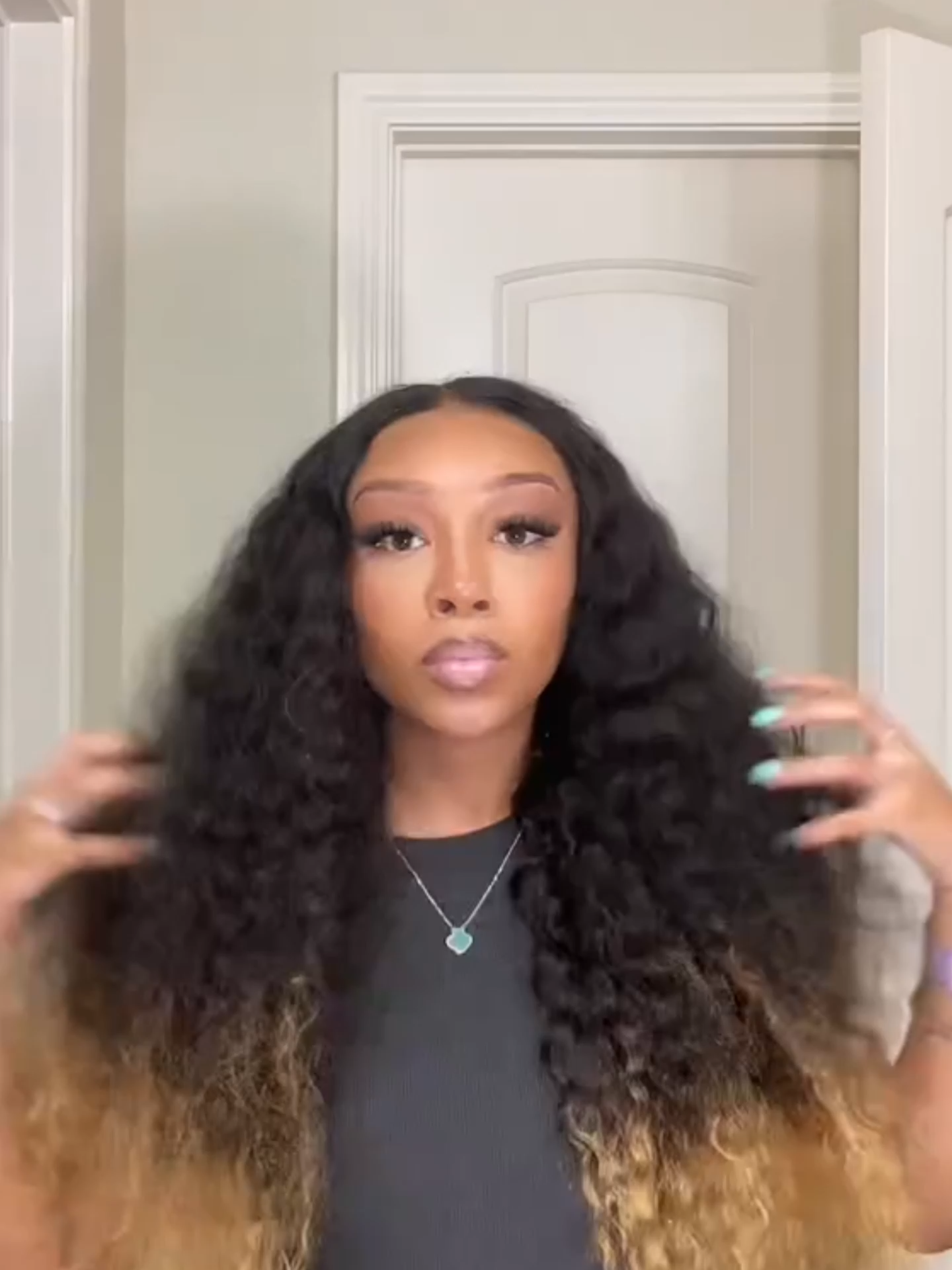Trendy curls for the summer, what are you waiting for😍 #coloredwig #humanhair #humanwig #amandahair #blondehair #honeyhair #transparentlace #wigs