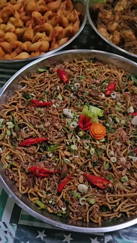 Pusing cari catering area Makassar? Sudah saatnya kamu menghubungi Azizah Catering. Catering yang melayani kebutuhan berbagai acara seperti wedding, tasyakuran, reuni, dan masih banyak lagi lainnya. Dalam bentuk prasmanan,nasi kotak, tumpeng, dll.   Kamu bebas pilih menu yang sesuai selera dan budgetmu. Yuk langsung hubungi admin Azizah Catering keep tanggalnya.. ☎️ : 08114209799 / 085242746888 🏡 : toddopuli 6, jl borong indah no 76,makassar  #cateringmakassar #catering #nasikotakmakassar #nasidosmakassar 