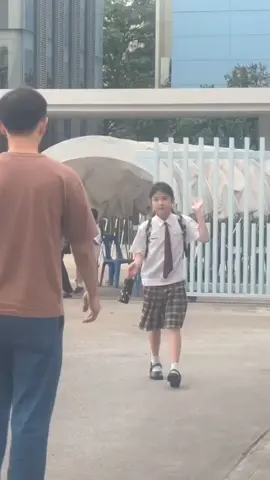 #เลิกเรียนไม่ได้เข้าบ้านไปพักผ่อนเหมือนเด็กคนอื่น#ต้องมานั่งรอพ่อทำงาน#ขอบคุณที่อยู่เคียงข้างและเข้าใจพ่อเสมอ#พ่อรักหนูนะ❤