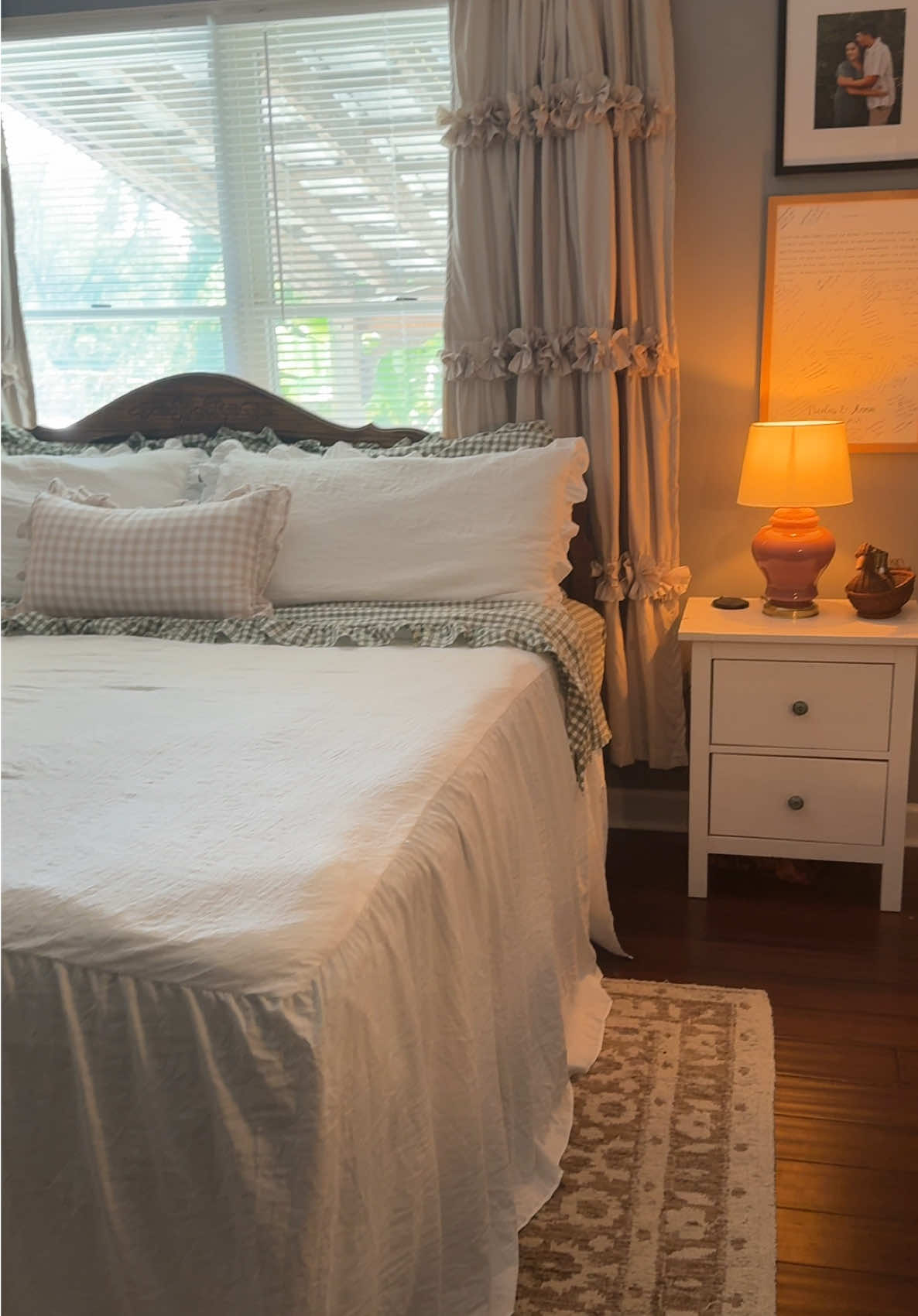 The coziest bedroom you’ve ever seen 🤎#vintagevibes #cozyvibes #cottagecoreaesthetic #cozyhome #bedroom 